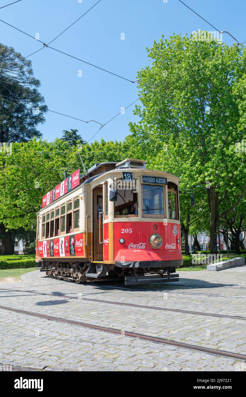 Porto, Portugal. 2022 Mai 5 . Alte Straßenbahn an der Haltestelle Carmo, Haltestelle Iglesia del Carmen, im Sommer 2022. Stockfoto