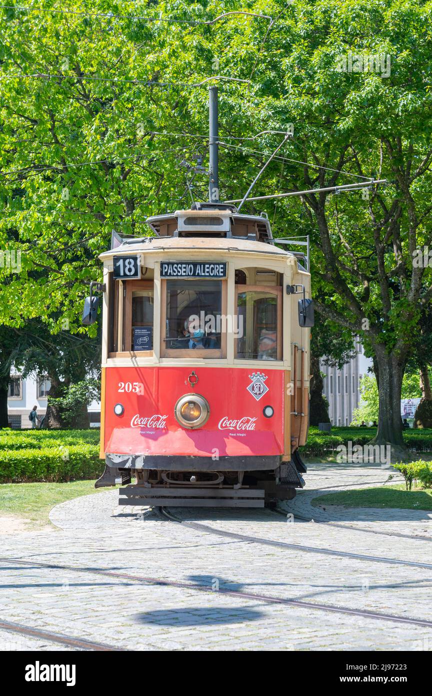 Porto, Portugal. 2022 Mai 5 . Alte Straßenbahn an der Haltestelle Carmo, Haltestelle Iglesia del Carmen, im Sommer 2022. Stockfoto