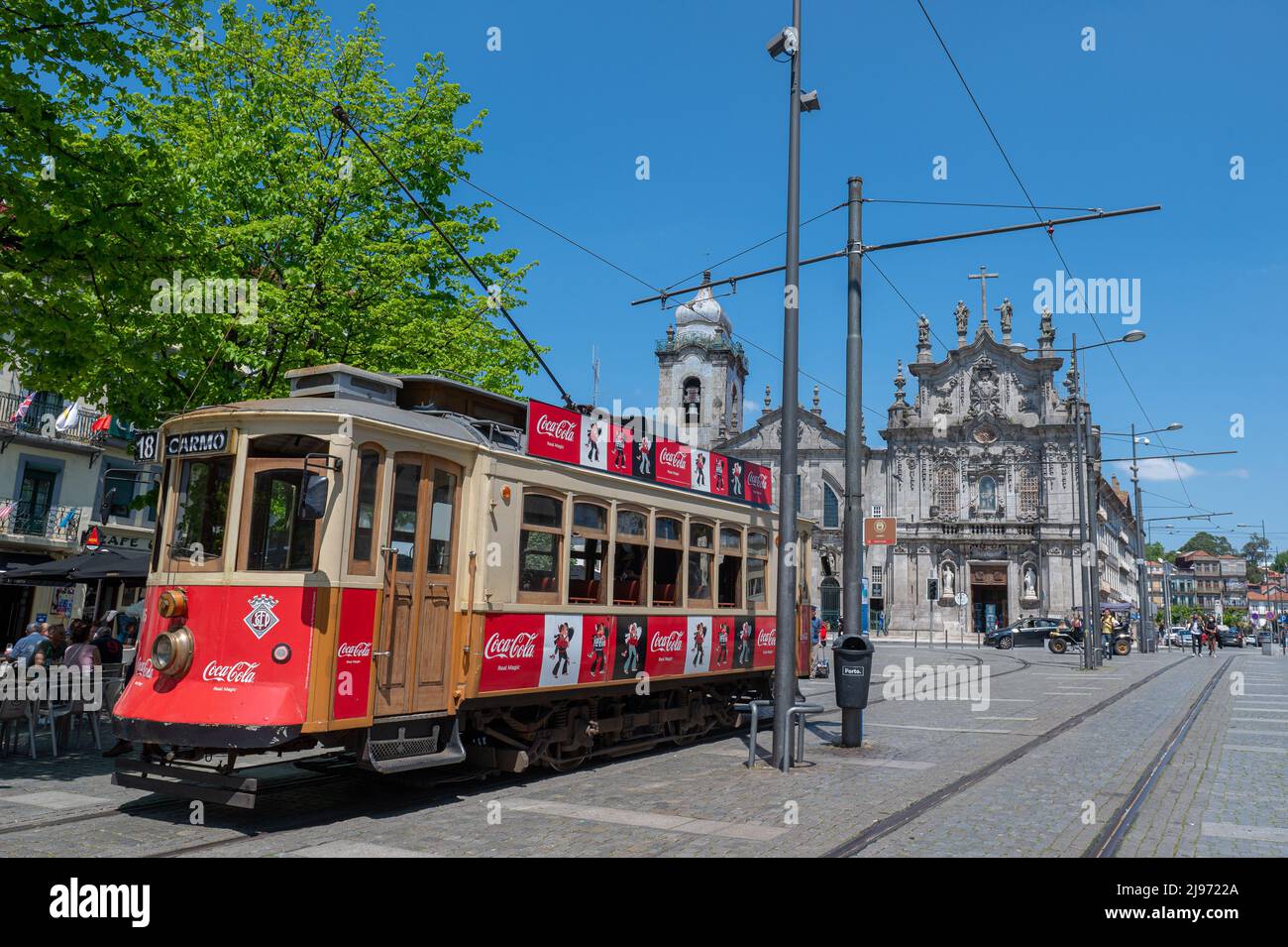 Porto, Portugal. 2022 Mai 5 . Alte Straßenbahn an der Haltestelle Carmo, Haltestelle Iglesia del Carmen, im Sommer 2022. Stockfoto