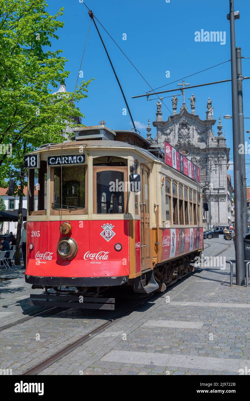 Porto, Portugal. 2022 Mai 5 . Alte Straßenbahn an der Haltestelle Carmo, Haltestelle Iglesia del Carmen, im Sommer 2022. Stockfoto