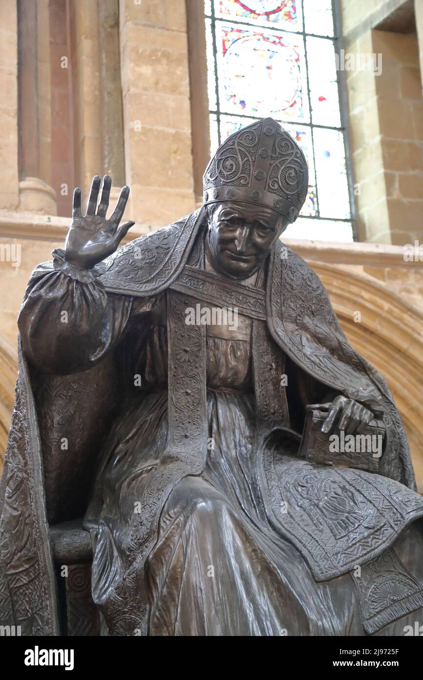 Skulptur des Bischofs von Lincoln Edward King in der Lincoln Cathedral, Lincoln, Großbritannien Stockfoto