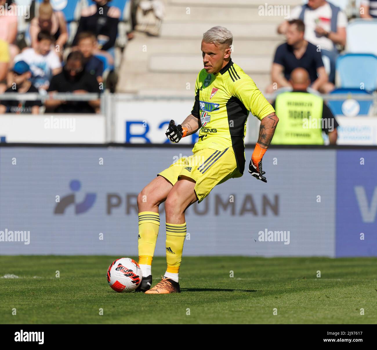 BUDAPEST, UNGARN - 15. MAI: David Groof von DVSC kontrolliert den Ball während des ungarischen OTP Bank Liga-Spiels zwischen MTK Budapest und DVSC im Hidegkuti Nandor Stadium am 15. Mai 2022 in Budapest, Ungarn. Stockfoto