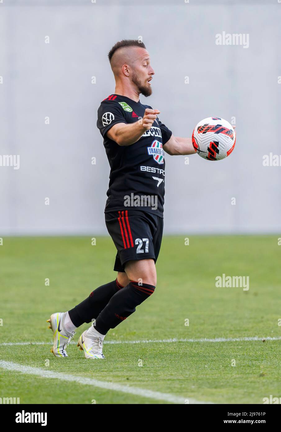 BUDAPEST, UNGARN - 15. MAI: Adam Bodi von DVSC kontrolliert den Ball während des ungarischen OTP Bank Liga-Spiels zwischen MTK Budapest und DVSC im Hidegkuti Nandor Stadium am 15. Mai 2022 in Budapest, Ungarn. Stockfoto