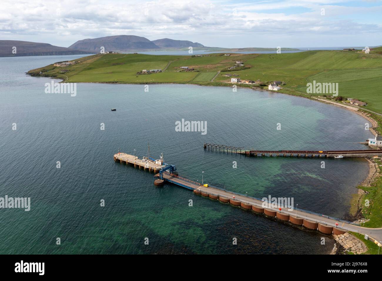 Luftaufnahme des Houton Pier auf dem Orkney Mainland, Orkney Isles. Schottland. Stockfoto