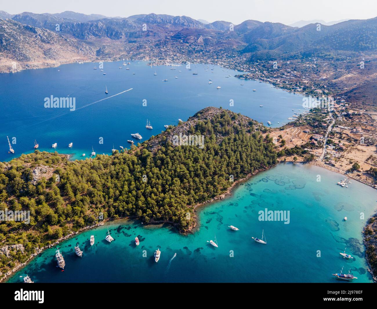 Eine Drohnenaufnahme von Cennet Bay und Selimiye Bay von oben Stockfoto