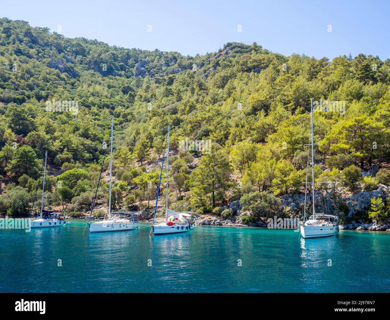 Private Segelboote ankern in einer der Göcek Buchten Stockfoto