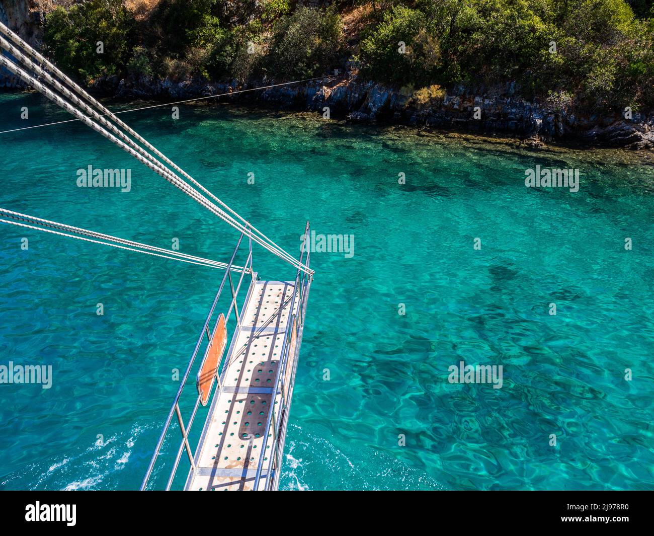 Die Einstiegsrampe eines Ausflugsschiffes ankerte in einer der Göcek-Buchten - Muğla, Türkei Stockfoto