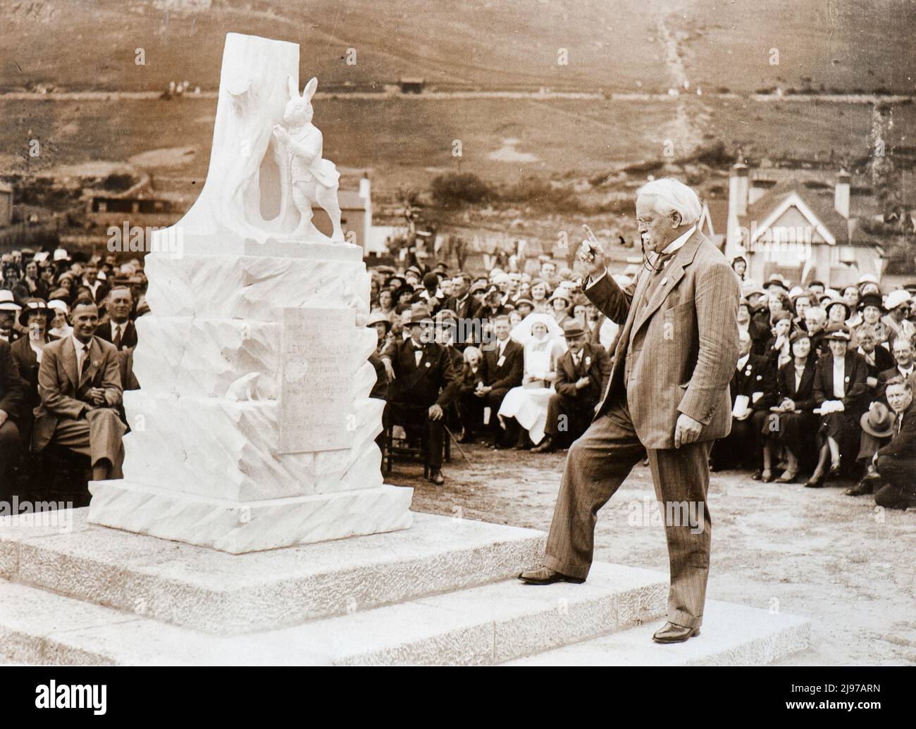 Sir Lloyd George weiht das Denkmal für Lewis Carroll in Llandudno, Großbritannien, ein Stockfoto
