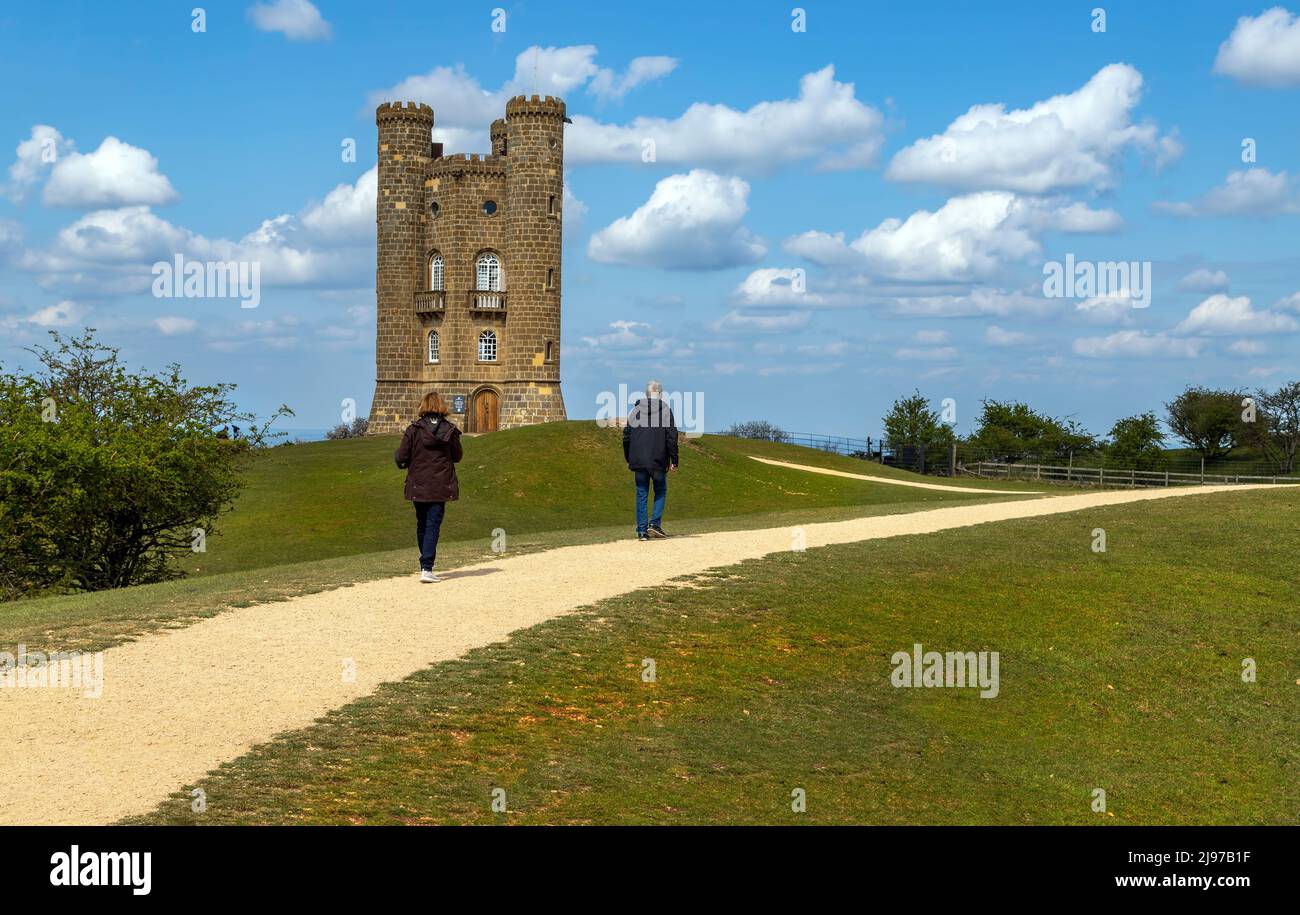 Sightseeing-Touristen, die zum Broadway Tower, einem Wahrzeichen der Cotswolds, auf Fish Hill, Broadway, Worcestershire, England, VEREINIGTES KÖNIGREICH. Stockfoto