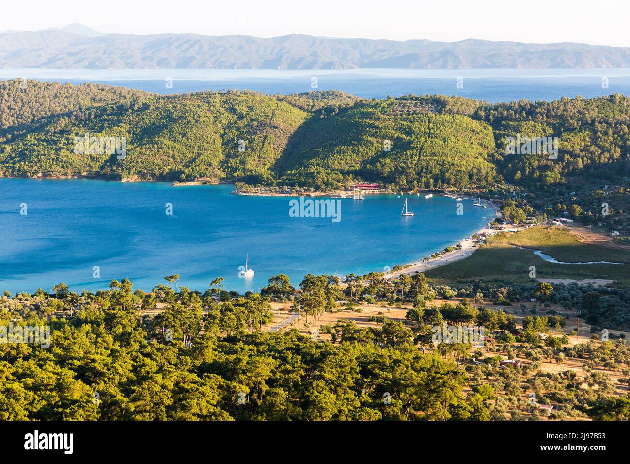 Eine Luftaufnahme der Akbük Bay, Akyaka Muğla in der Türkei im Sommer. Stockfoto