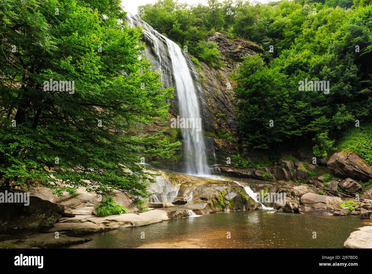 Suuçtu Falls, die türkische Provinz Bursa, liegt 18 km vom Bezirk Mustafakemalpaşa entfernt und erfüllt den Bedarf des Trinkwassers Spille Stockfoto