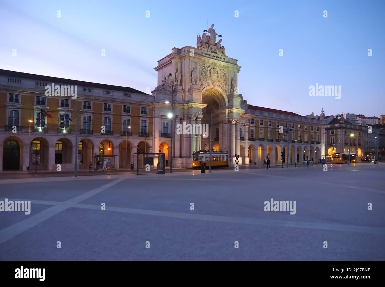 Riesige praca de Comercio in Lissabon bei Nacht Stockfoto