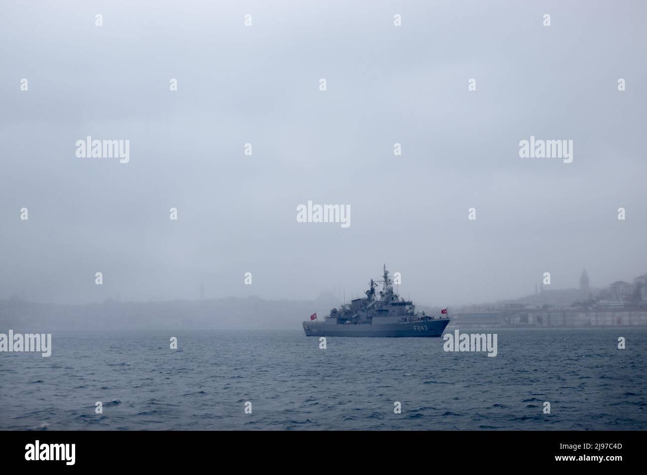 Kriegsschiff, Seestreitkräfte. Militärische Kontrolle des Meeres. Schutz der Grenzen des Wasserstaates. Militärflotte. Mächtige türkische Marine. Stockfoto