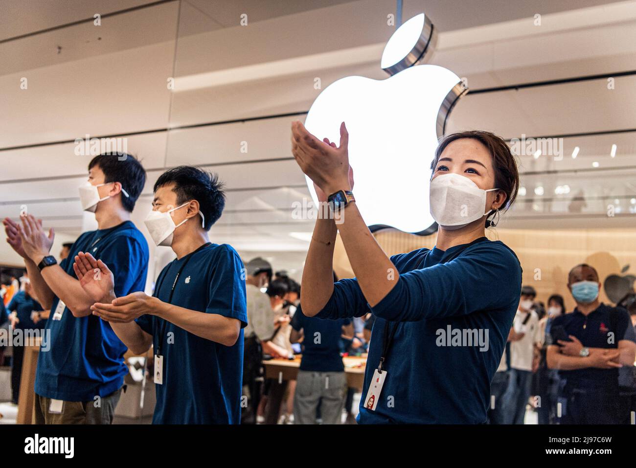 Wuhan, China. 21.. Mai 2022. Maskierte Apple-Mitarbeiter begrüßen Kunden bei der Eröffnung eines neuen Stores in Wuhan, der chinesischen Provinz Hubei. Apple eröffnete seinen ersten Flagship-Store in Wuhan, ebenfalls den 54. Flagship-Store im Großraum China. (Foto von Ren Yong/SOPA Images/Sipa USA) Quelle: SIPA USA/Alamy Live News Stockfoto