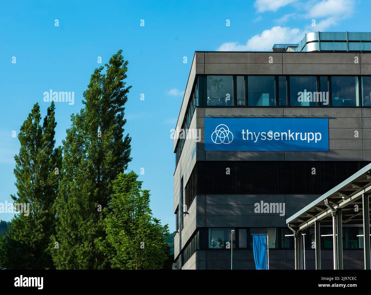 Eschen, Liechtenstein - 20. Mai 2022: Die thyssenkrupp AG ist ein deutscher multinationaler Konzern mit Fokus auf Industrietechnik und Stahlproduktion Stockfoto