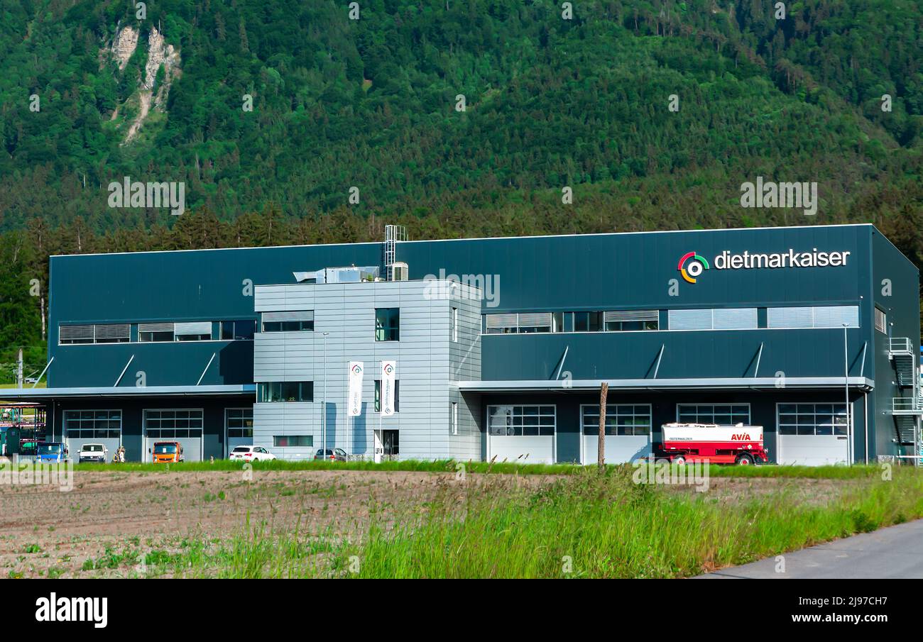 Schaanwald, Liechtenstein - 20. Mai 2022: Die Dietmar Kaiser AG ist ein Kompetenzzentrum für Tank-, Umwelt- und Mineralölfahrzeuge und -Komponenten. Stockfoto