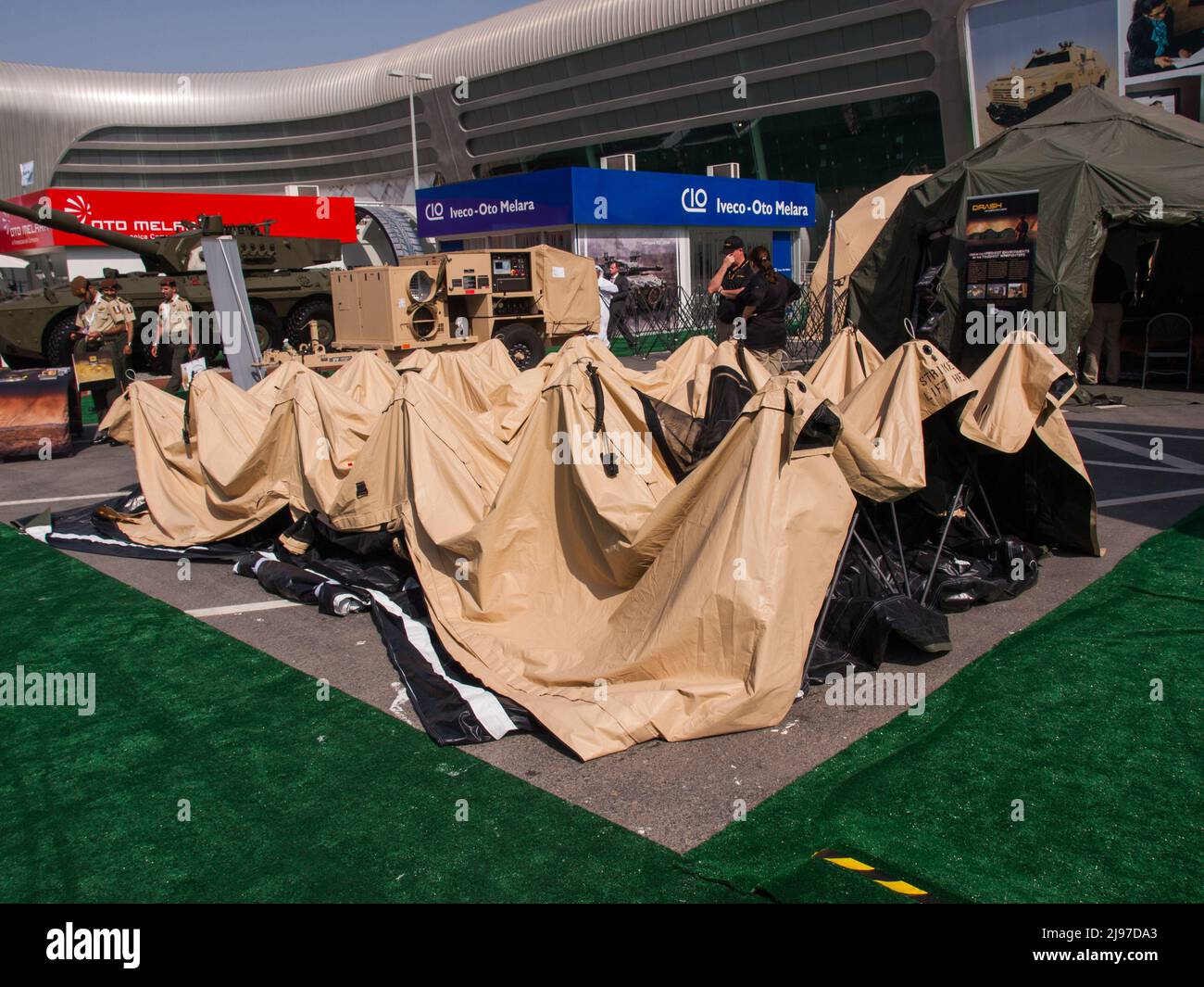 Abu Dhabi, VAE - 23. Februar. 2011: Deflates Ausstellungszelt auf der Militärausstellung IDEX 2011 Stockfoto