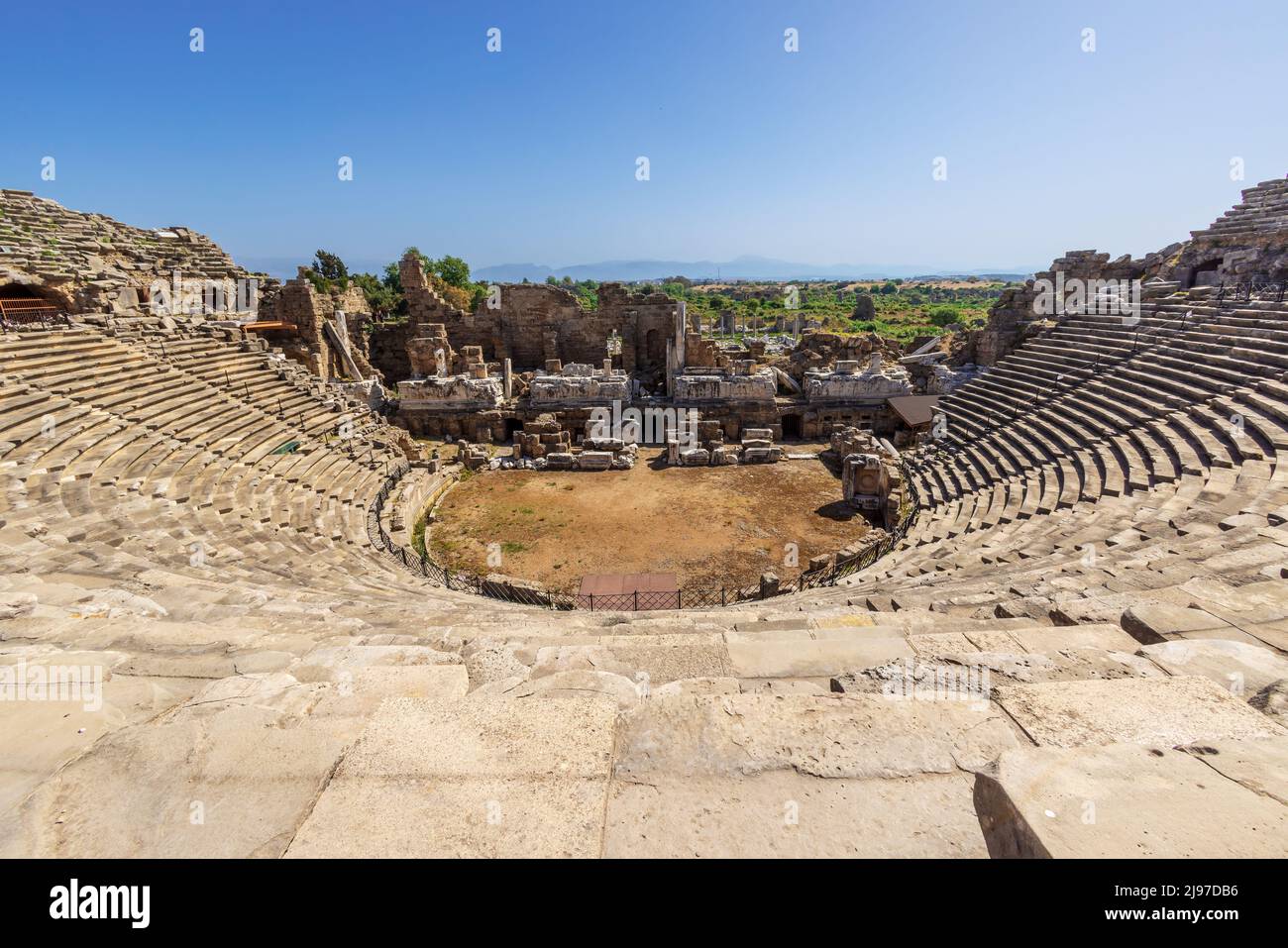 Ruinen des antiken griechischen Theaters, gut erhalten in der Stadt Side, Türkei. Stockfoto