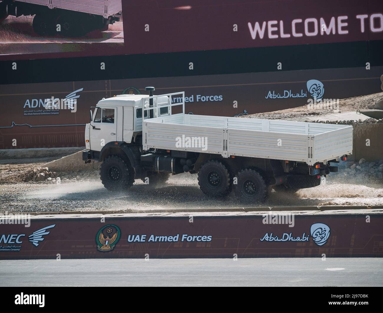 Abu Dhabi, VAE - 23. Februar. 2011: KAMAZ-43118 6X6 LKW auf der IDEX 2011 Militärausstellung Stockfoto