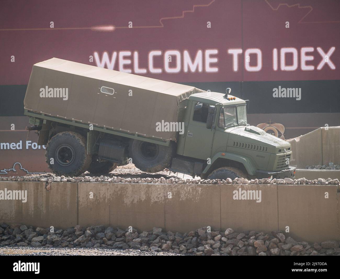 Abu Dhabi, VAE - 23. Februar. 2011: KRAZ-5233BE HMTV (High Mobility Tactical Vehicle) auf der IDEX 2011 Militärausstellung Stockfoto