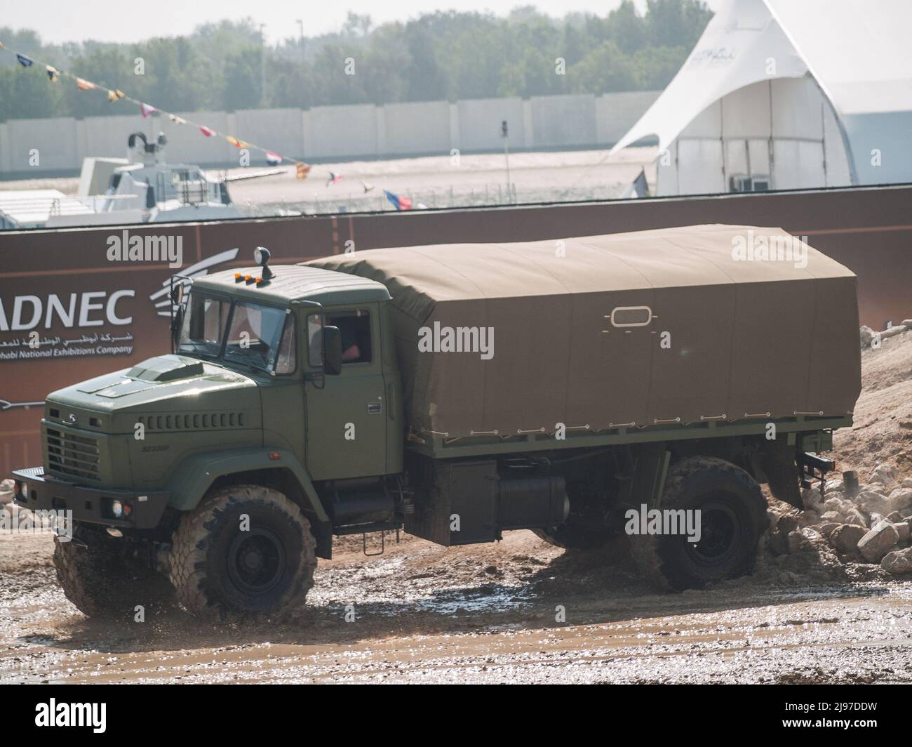 Abu Dhabi, VAE - 23. Februar. 2011: KRAZ-5233BE HMTV (High Mobility Tactical Vehicle) auf der IDEX 2011 Militärausstellung Stockfoto