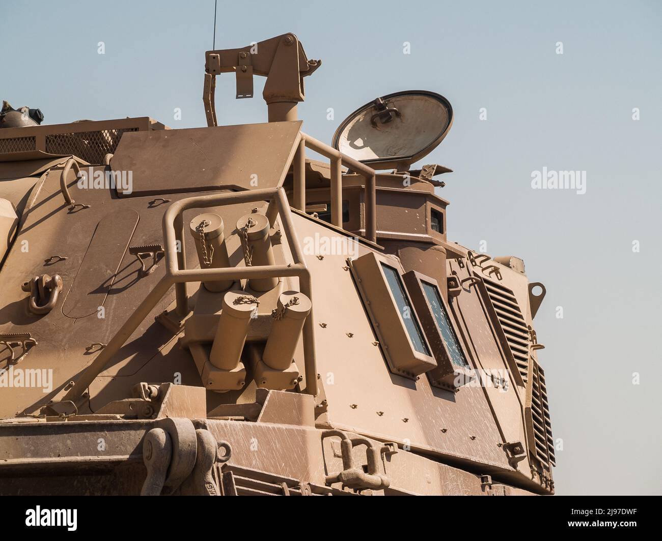 Abu Dhabi, VAE - 23. Februar. 2011: Südafrikanische G6 Rhino Mine-geschützte selbstfahrende 155mm Haubitze in IDEX 2011 Stockfoto