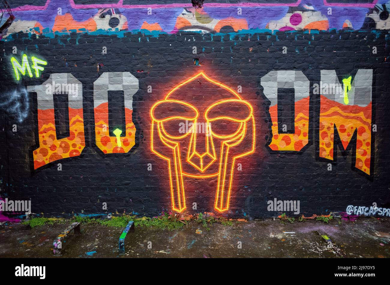 MF Doom Tribute Graffiti in Hackney Wick, East London, England, Großbritannien. Stockfoto