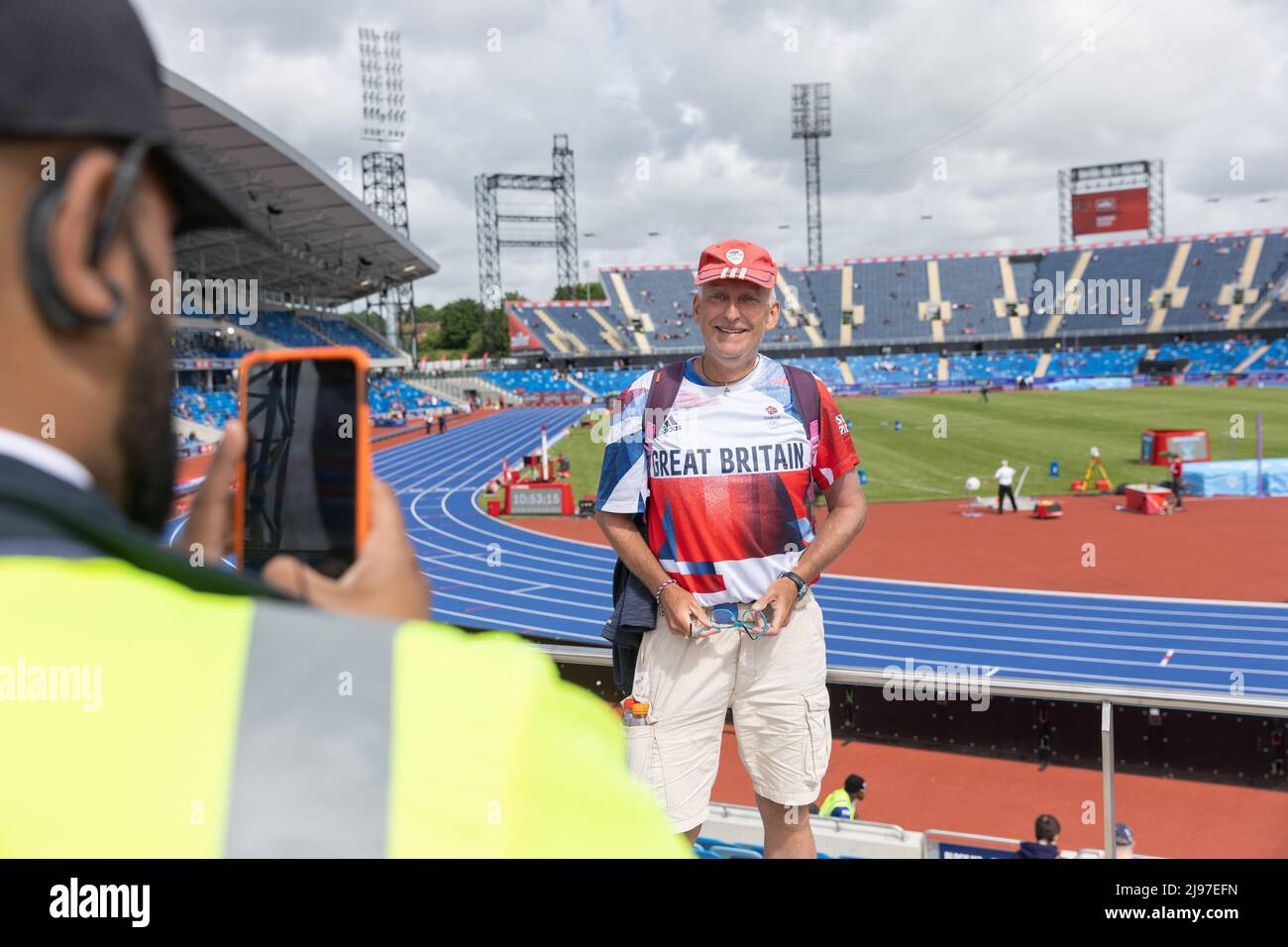 Birmingham, Großbritannien. 21 Mai 2022. Ein Team-GB-Fan beim Müller Diamond League Event im Alexander Stadium in Birmingham, England. Die Diamond League ist eine jährliche Serie von Elite-Leichtathletik-Wettbewerben, die vierzehn der besten eingeladenen Leichtathletik-Treffen umfasst. Kredit: Sporting Pics / Alamy Live Nachrichten Stockfoto