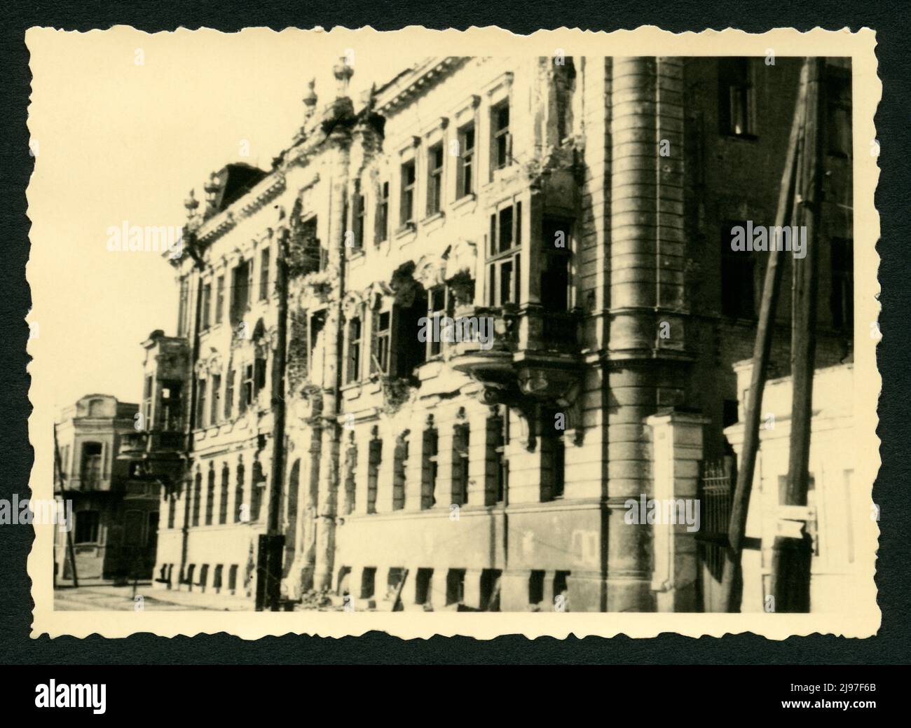 Europa, Ukraine, Charkow ( Charkiw ) , im 2. Weltkrieg, während der deutschen Besetzung, 1943 , störtes Haus , fotografiert von dem Pionier Bruno Feltz . / Europa, Ukraine, Charkiw, im 2. Weltkrieg, während der deutschen Besatzung, 1943, zerstörtes Haus, Fotograf der Pionier Bruno Feltz. Stockfoto