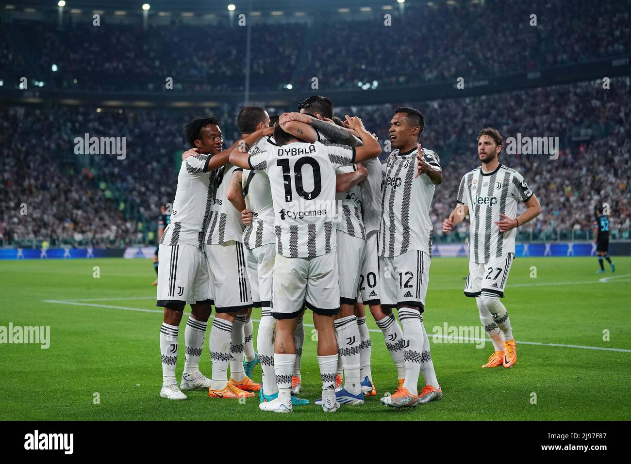 Foto Spada/LaPresse 16 Maggio 2022 - Turin, Italia Sport, Calcio Juventus vs Lazio - Campionato italiano di calcio Serie A Tim 2021/2022 - Stadio Allianz Nella foto: Esultanza dopo il gol 1-0 Dusan Vlaovic , Paulo Dybala (Juventus F.C.); Foto Spada/LaPresse 16. Mai 2022 - Turin ,Italien Sport, Fußball Juventus vs Lazio - - Italienische Serie A Fußball-Meisterschaft 2021/2022 - Allianz Stadium auf dem Foto: Feiert nach dem Tor 1-0 Dusan Vlaovic , Paulo Dybala (Juventus F.C.);/ PRESSINPHOTO Stockfoto