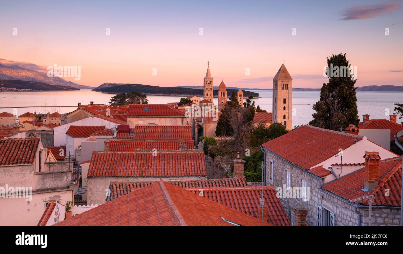 Rab, Insel Rab, Kroatien. Panorama-Stadtbild des ikonischen Dorfes Rab, Kroatien auf der Insel Rab bei Sonnenuntergang. Stockfoto