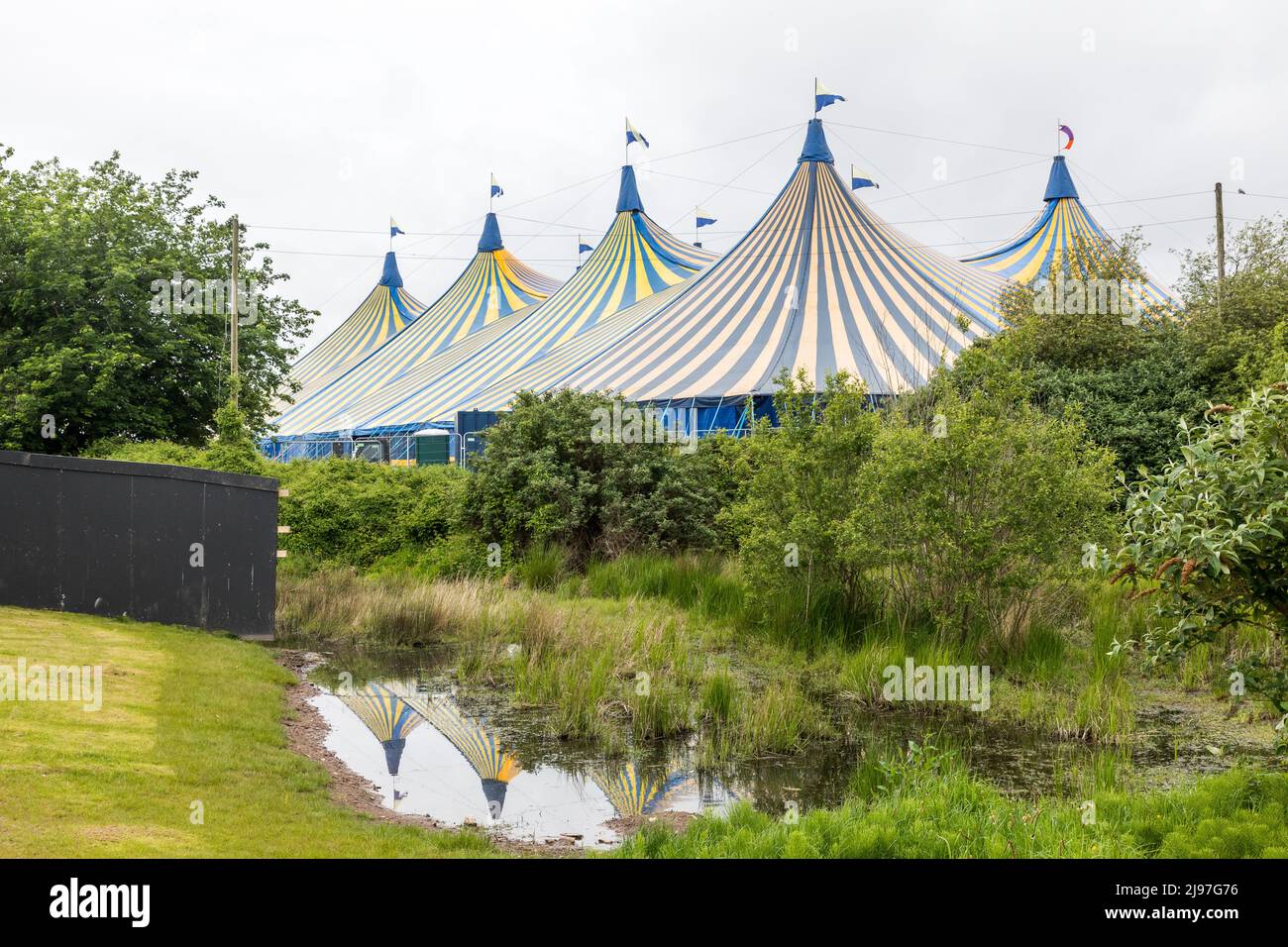 The Marina, Cork, Irland. 21.. Mai 2022. Das große Zelt für Konzerte von Live at the Marquee ist nun errichtet. Die Konzertreihe startet am 27.. Mai mit dem Coronas und läuft bis Ende Juni. Bildershows - Credit; David Creedon / Alamy Live News Stockfoto