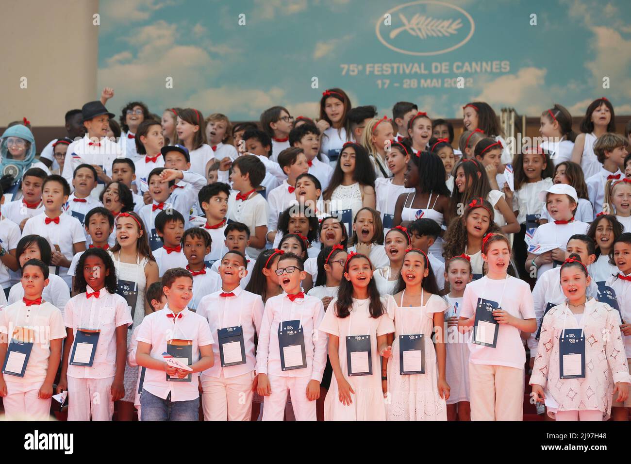 Cannes, Frankreich. 20.. Mai 2022. Kinder, die als der kleine Nikolaus verkleidet sind, kommen zur Vorführung des Animationsfilms „der kleine Nikolaus (Le Petit Nicolas - Qu'est-ce qu'on attend pour etre heureux)“ als Sondervorführung während der Filmfestspiele von Cannes 75. in Cannes, Südfrankreich, am 20. Mai 2022. Kredit: Gao Jing/Xinhua/Alamy Live Nachrichten Stockfoto