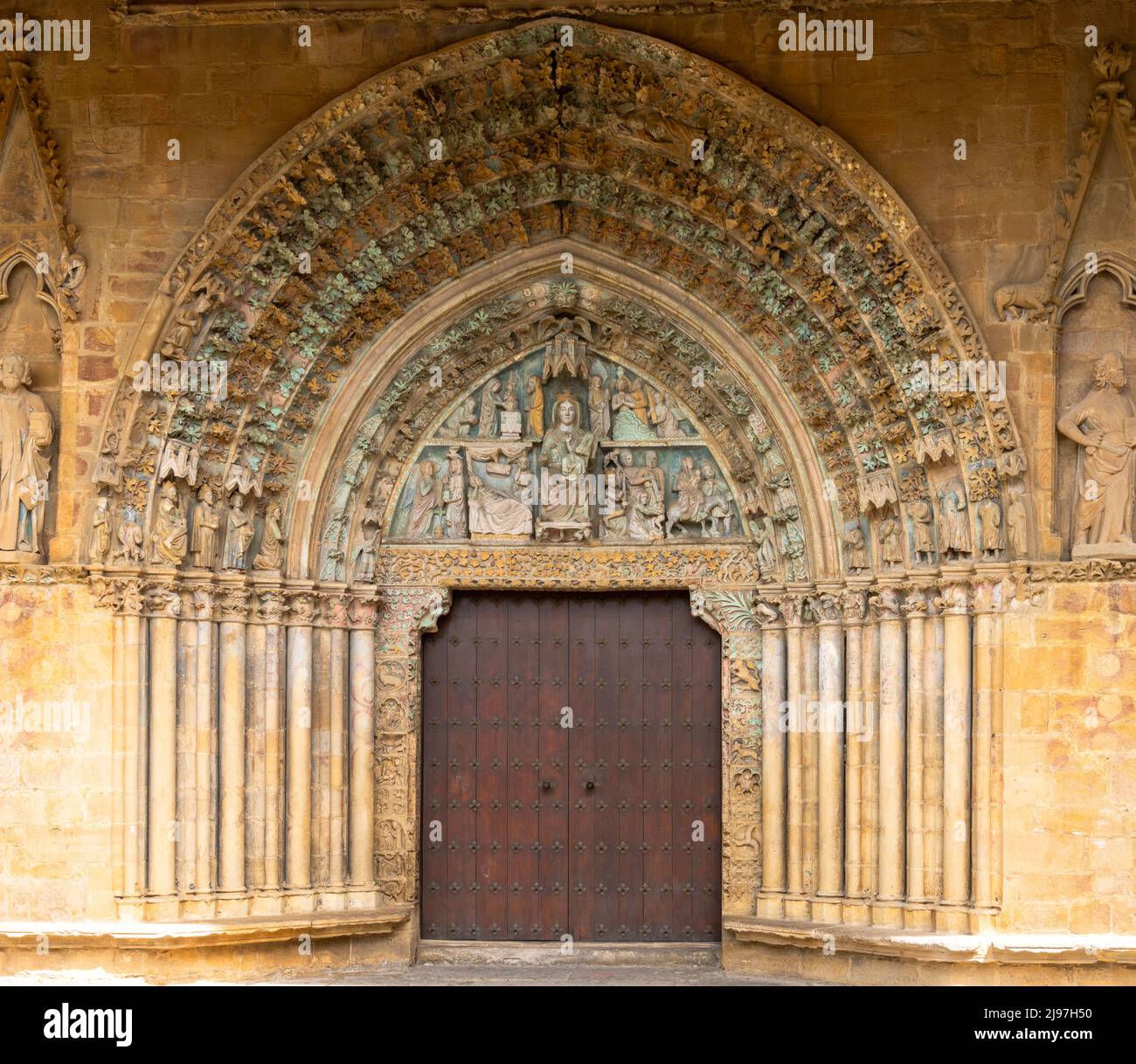 Olite, Spanien - 30. April 2022: Blick auf das gotische Architekturtor der Kirche San Pedro in der historischen Stadt Olite Stockfoto