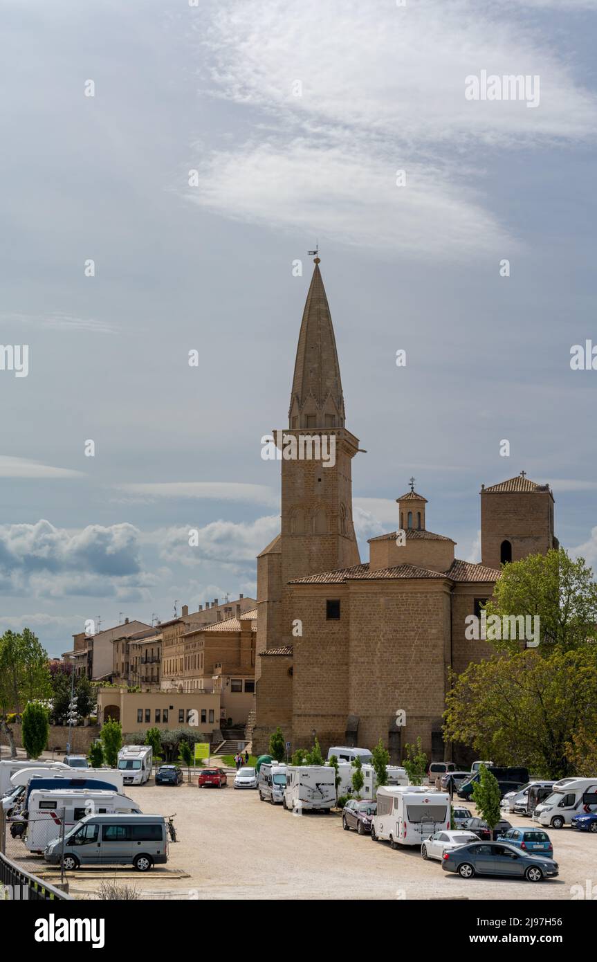 Olite, Spanien - 30. April 2022: Vertikaler Blick auf das historische Dorf Olite mit vielen Camper und Reisemobilen im Vordergrund Stockfoto