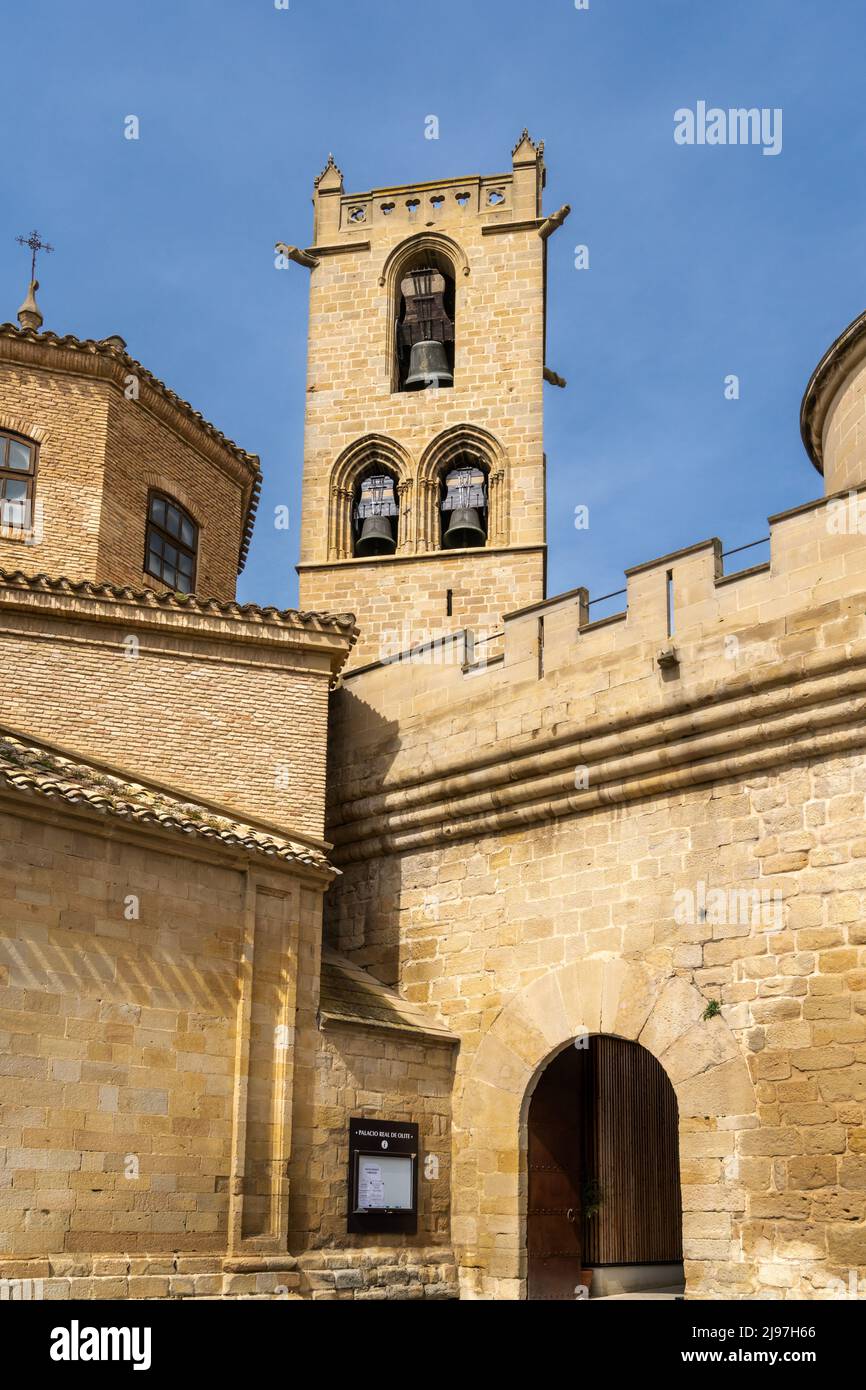 Olite, Spanien - 30. April 2022: Blick auf die Kirche San Pedro im historischen Stadtzentrum von Olite Stockfoto