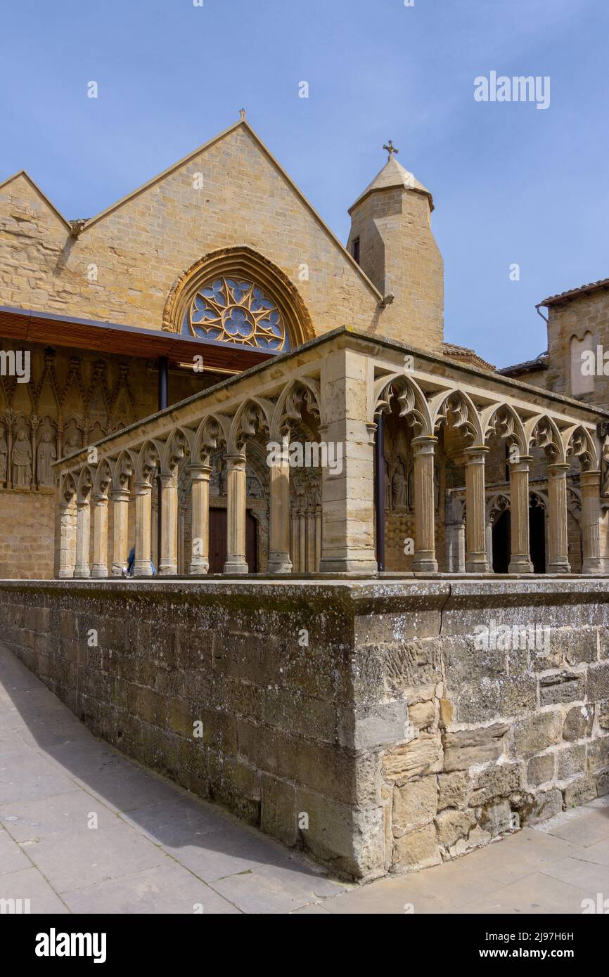 Olite, Spanien - 30. April 2022: Blick auf den Portikus der Kirche San Pedro im historischen Stadtzentrum von Olite Stockfoto