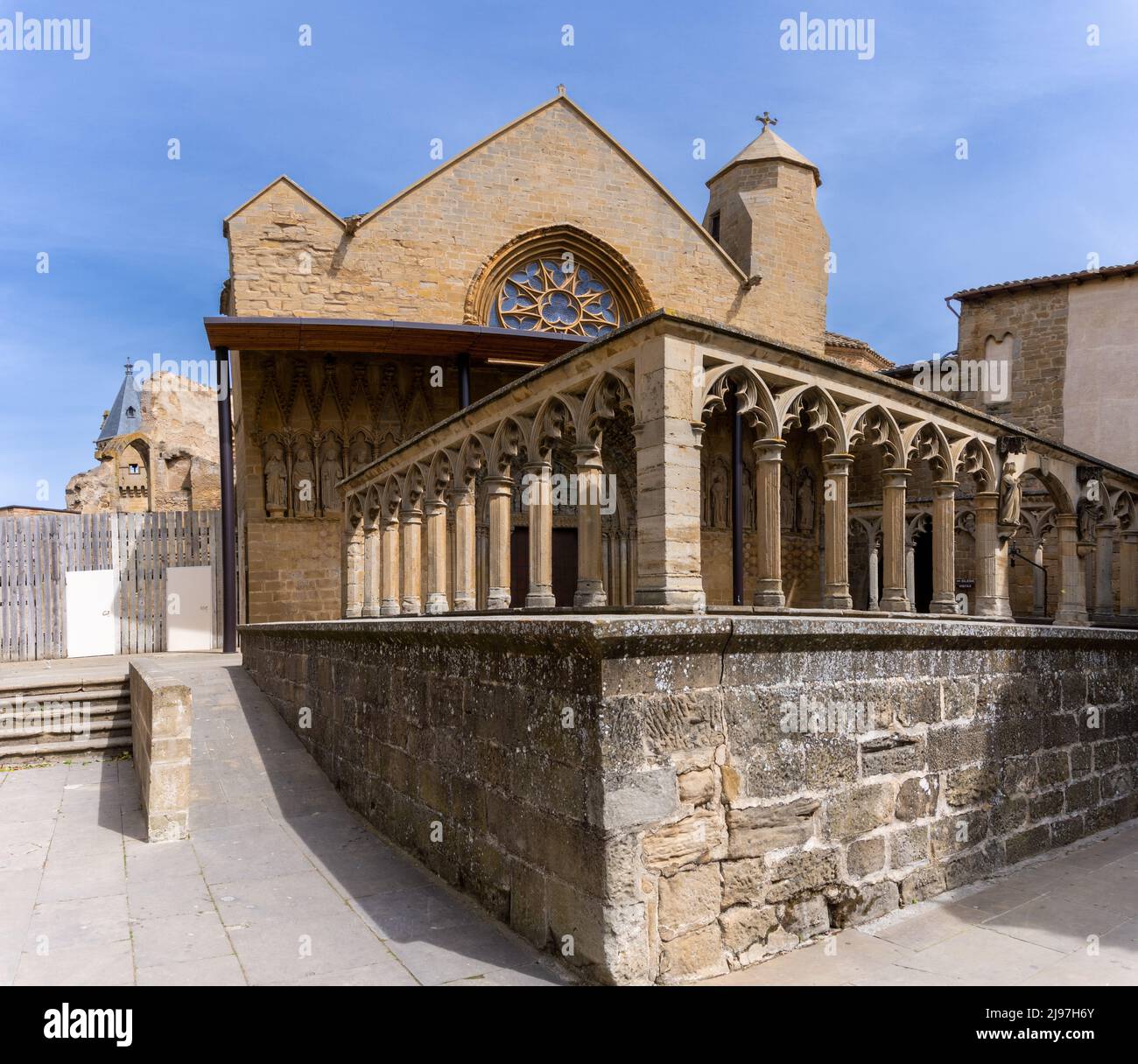 Olite, Spanien - 30. April 2022: Blick auf den Portikus der Kirche San Pedro im historischen Stadtzentrum von Olite Stockfoto