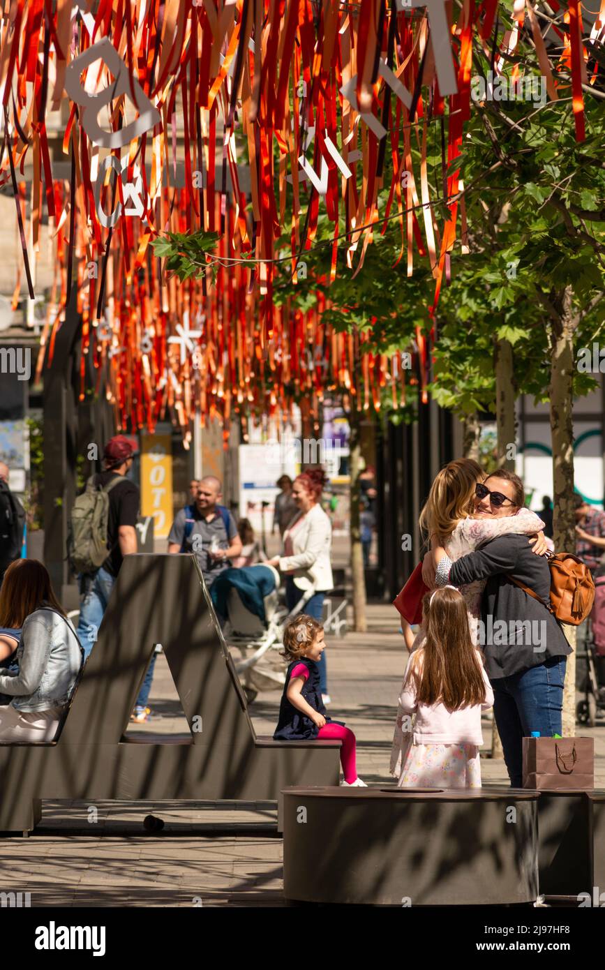 Sofia, Bulgarien. Besucher genießen das schöne Wetter am Slaveykov Square mit einer Kunstinstallation aus mehreren Genres, die Passanten Auszüge aus beliebten bulgarischen Werken präsentiert. Die Veranstaltung „The Sound of Bulgarian Literature“ beginnt am 24. Mai - dem Tag der Heiligen Brüder Cyril und Methodius, Gründer des bulgarischen Alphabets. Stockfoto Sofia, Bulgarien. Besucher genießen das schöne Wetter am Slaveykov Square mit einer Kunstinstallation aus mehreren Genres, die Passanten Auszüge aus beliebten bulgarischen Werken präsentiert. Die Veranstaltung „The Sound of Bulgarian Literature“ beginnt am 24. Mai - dem Tag der Heiligen Brüder Cyril und Methodius, Gründer des bulgarischen Alphabets. Stockfoto