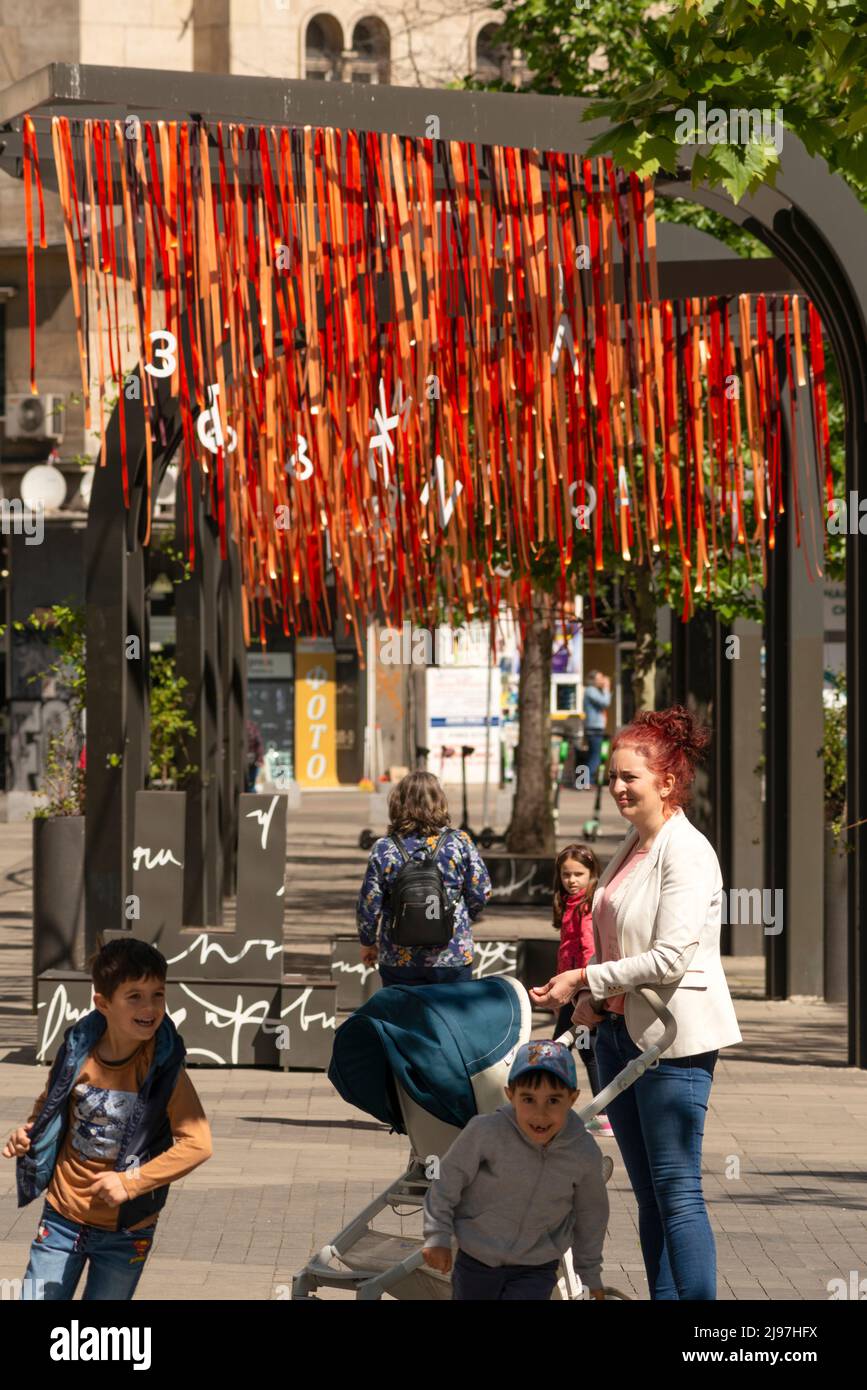 Sofia, Bulgarien. Besucher genießen das schöne Wetter am Slaveykov Square mit einer Kunstinstallation aus mehreren Genres, die Passanten Auszüge aus beliebten bulgarischen Werken präsentiert. Die Veranstaltung „The Sound of Bulgarian Literature“ beginnt am 24. Mai - dem Tag der Heiligen Brüder Cyril und Methodius, Gründer des bulgarischen Alphabets. Stockfoto Sofia, Bulgarien. Besucher genießen das schöne Wetter am Slaveykov Square mit einer Kunstinstallation aus mehreren Genres, die Passanten Auszüge aus beliebten bulgarischen Werken präsentiert. Die Veranstaltung „The Sound of Bulgarian Literature“ beginnt am 24. Mai - dem Tag der Heiligen Brüder Cyril und Methodius, Gründer des bulgarischen Alphabets. Stockfoto