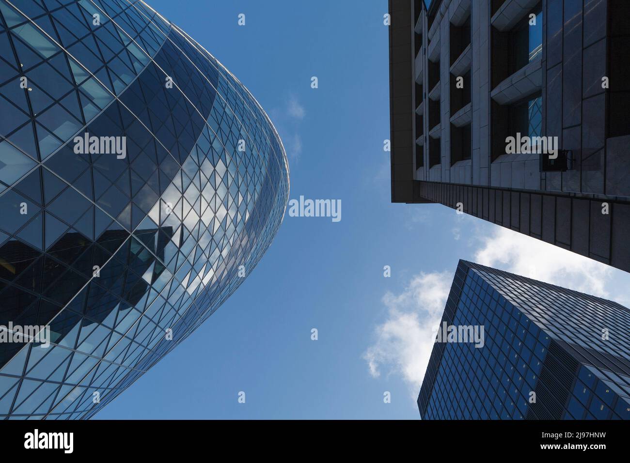 30 Saint Mary Axe, informell bekannt als The Gherkin, ist ein kommerzieller Wolkenkratzer in der City of London, Londons primärem Finanzviertel. Die 41. Etage Stockfoto