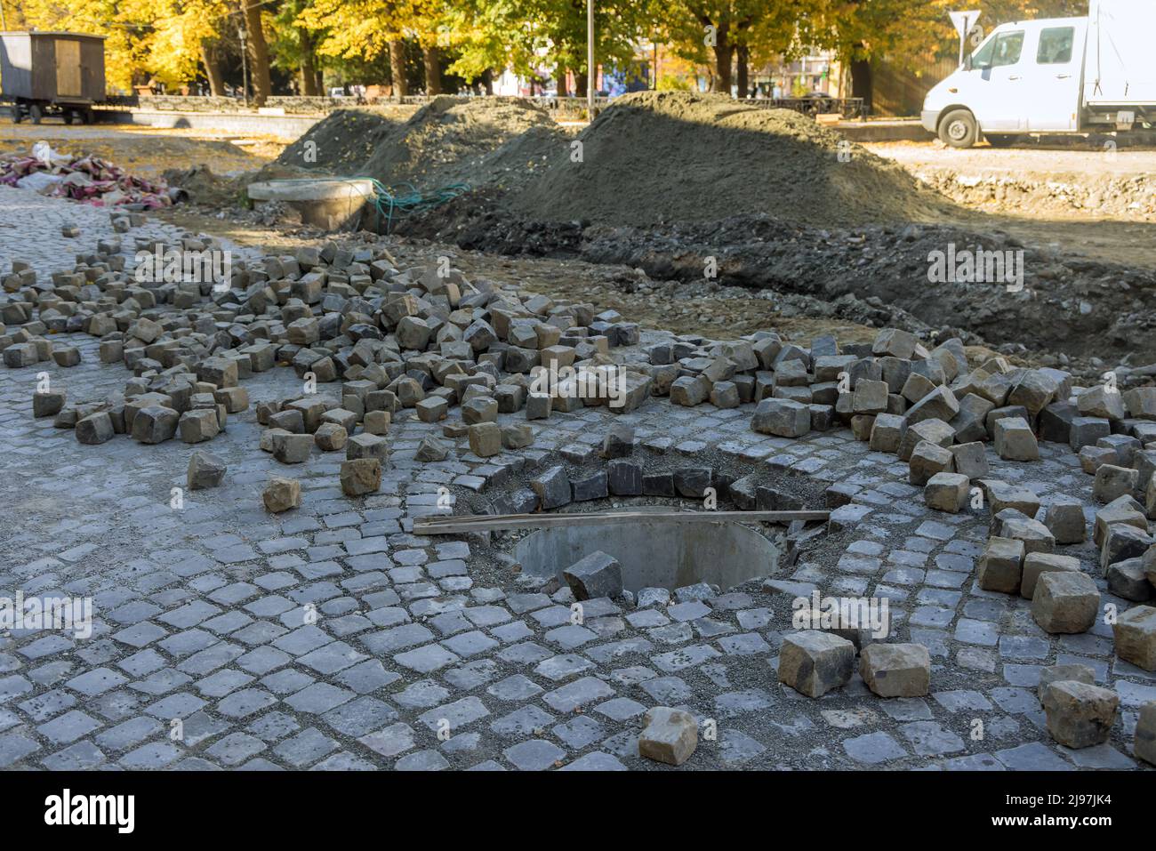 Die Straßenbauarbeiten nach der Vorbereitung auf die Installation des Kanals lutscht die Mauersteine auf dem Weg Stockfoto