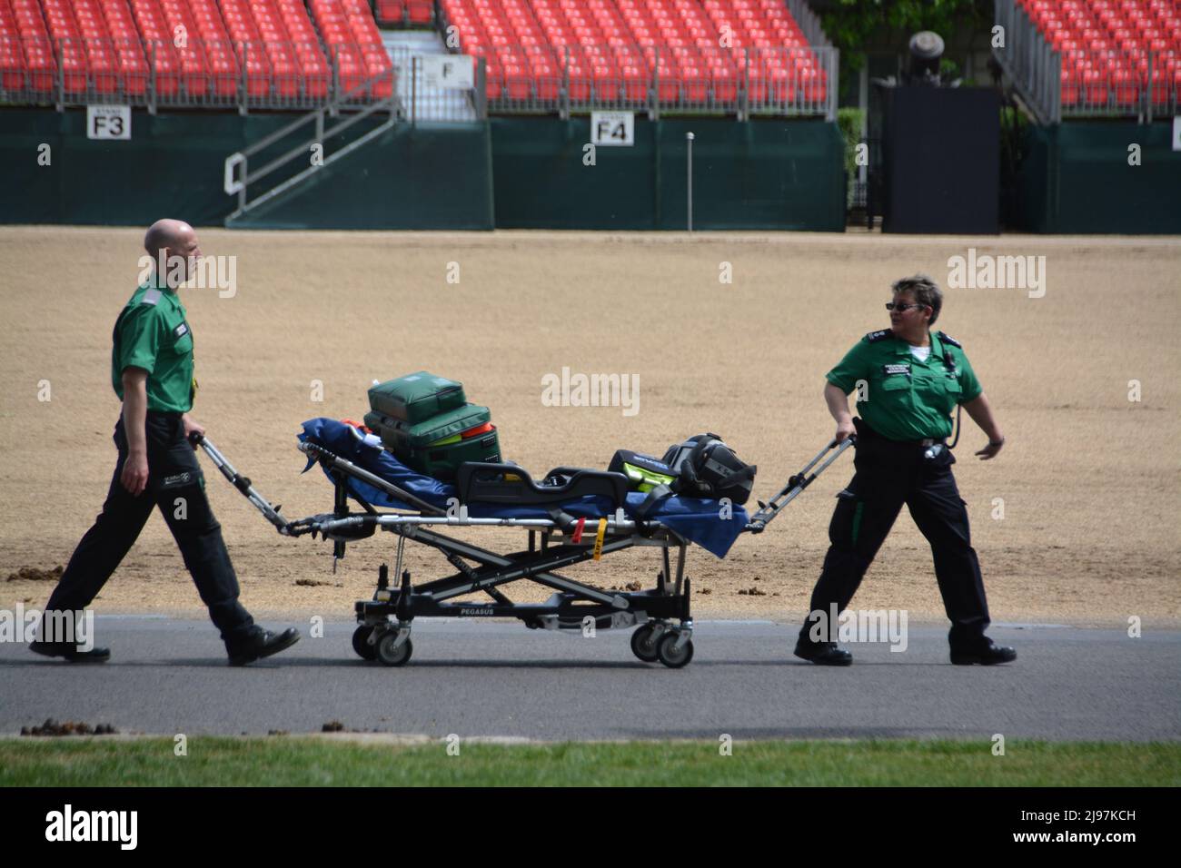 London, Großbritannien. 21.. Mai 2022. Es wird berichtet, dass eine Frau verletzt wurde, nachdem sie während einer Probe für das Trooping the Color nächste Woche durch einen Stand gefallen war. Die Stände wurden von der Polizei evakuiert. London Ambulance Service ist Szene, um teilzunehmen Berichte aus der Szene deuten darauf hin, dass eine Frau durch den Stand gefallen ist Credit: @Dmoonuk/Alamy Live News Stockfoto