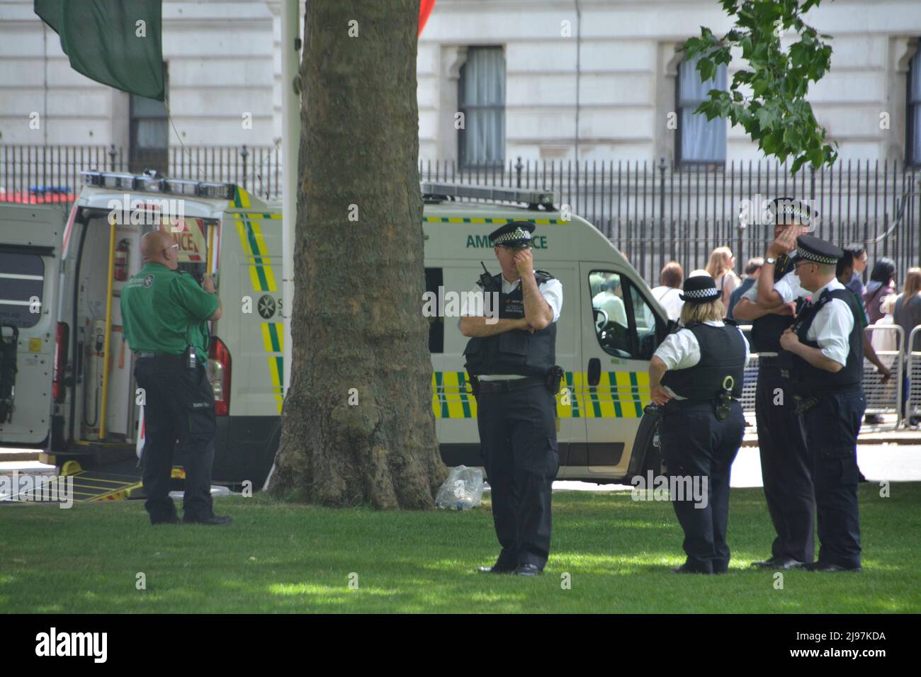 London, Großbritannien. 21.. Mai 2022. Es wird berichtet, dass eine Frau verletzt wurde, nachdem sie während einer Probe für das Trooping the Color nächste Woche durch einen Stand gefallen war. Die Stände wurden von der Polizei evakuiert. London Ambulance Service ist Szene, um teilzunehmen Berichte aus der Szene deuten darauf hin, dass eine Frau durch den Stand gefallen ist Credit: @Dmoonuk/Alamy Live News Stockfoto