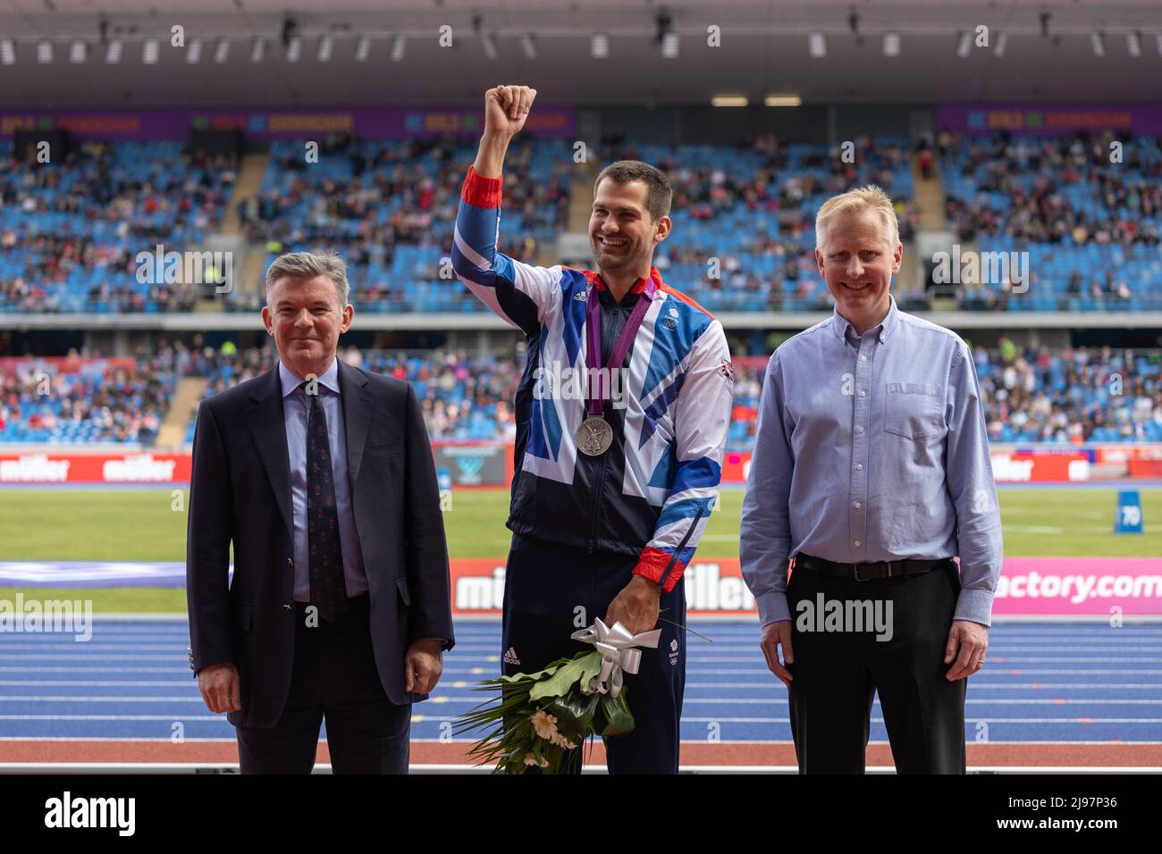 Birmingham, Großbritannien. 21.. Mai 2022. Robbie Grabarz vom Team GB mit Sir Hugh Robertson (links), Vorsitzender der British Olympic Association, erhält eine Silbermedaille für den Londoner Hochsprung 2012, nachdem Ivan Ukhov beim Leichtathletik-Event der Müller Diamond League im Alexander Stadium in Birmingham, Großbritannien, die Goldmedaille abgezogen wurde. Kredit: Sporting Pics / Alamy Live Nachrichten Stockfoto