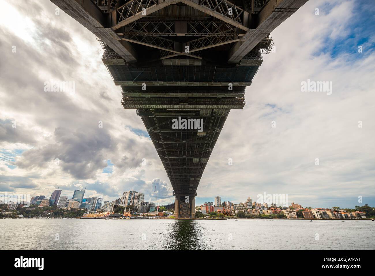 Sydney, Australien - 16. April 2022: North Sydney mit Luna Park an einem Tag entlang der Sydney Harbour Bridge vom gegenüberliegenden Ufer aus gesehen Stockfoto