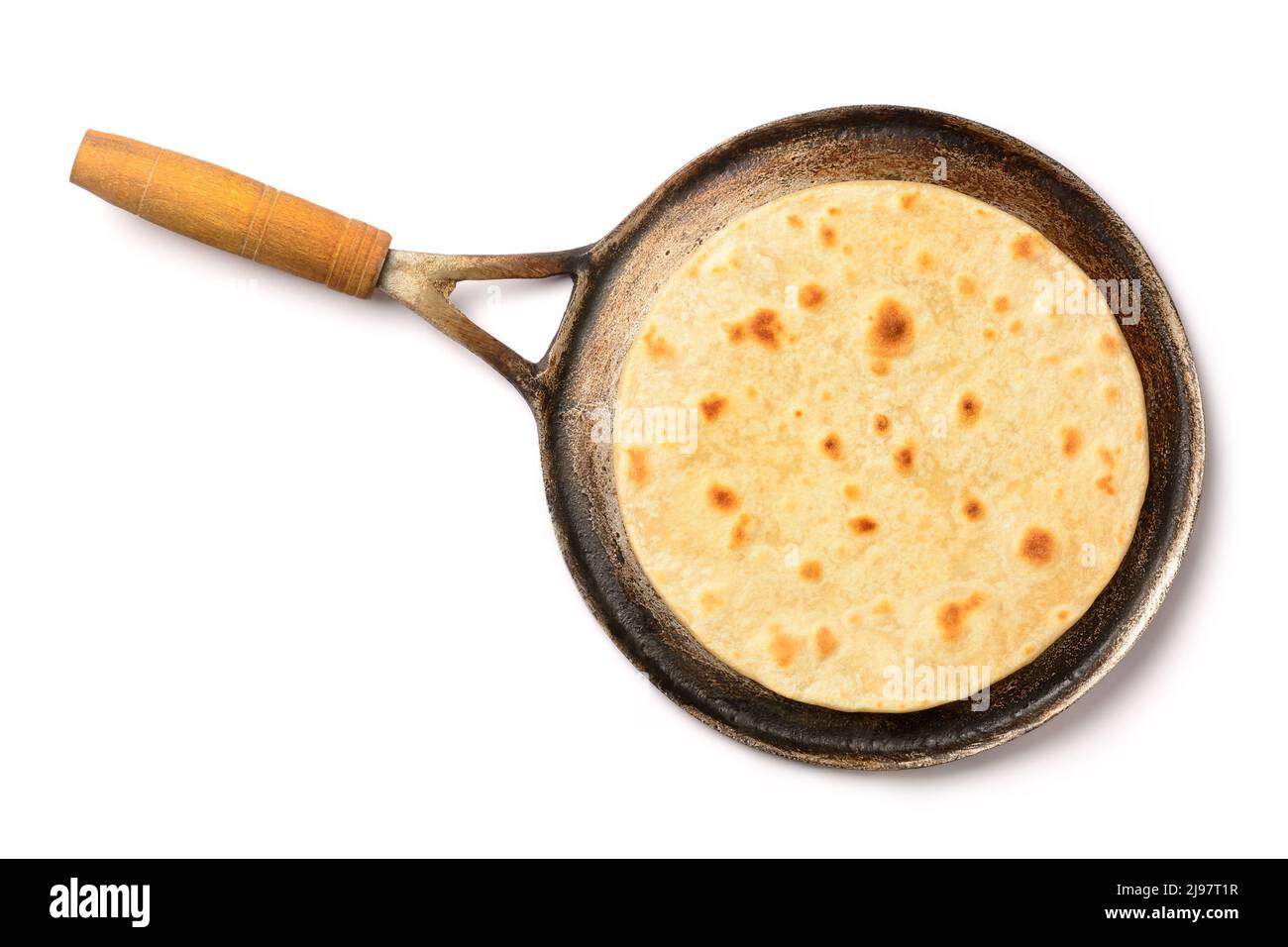 roti, auch als Chapati oder indisches Brot bekannt, eine Art flaches, raues südasiatisches Brot auf einer Roti-Pfanne, frisch gebackenes indisches Fladenbrot, isoliert auf Weiß Stockfoto