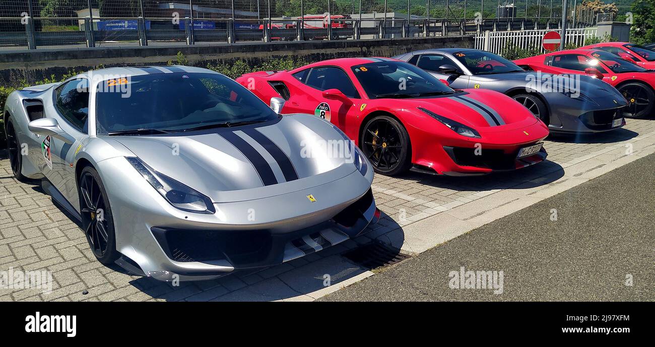 14. Mai 2022, Barberino di Mugello, Florenz, Italien: Am vergangenen Wochenende waren die Kunden eines Ferrari-Händlers die Protagonisten der Extreme #4 Tour. Eine unglaubliche Reise auf ihren Ferraris, um Orte und Aromen zu entdecken, durch Straßen, die Geschichte geschrieben haben. (Bild: © Pasquale Senatore/Pacific Press via ZUMA Press Wire) Stockfoto