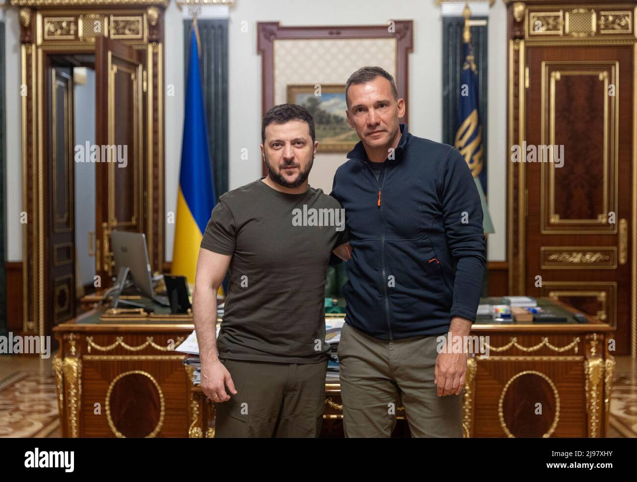 Kiew, Ukraine. 18. Mai 2022. Der ukrainische Präsident Wolodymyr Zelenskyy posiert mit dem ukrainischen Fußballmanager und ehemaligen Spieler Andriy Schewtschenko im Mariinski-Palast am 18. Mai 2022 in Kiew, Ukraine. Schewtschenko wurde zum ersten Botschafter der Wohltätigkeitsorganisation von UNITED24 ernannt, die nach dem Ende der russischen Invasion beim Wiederaufbau der Ukraine helfen sollte. Quelle: Ukrainische Präsidentschaft/Ukrainische Präsidentschaft/Alamy Live News Stockfoto
