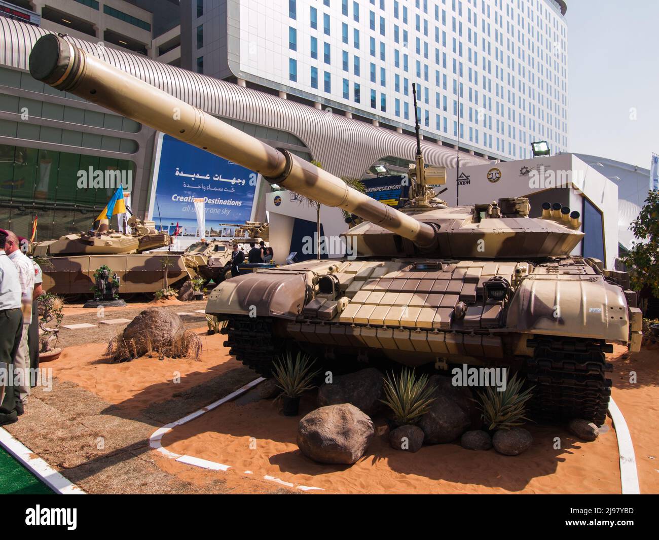 Abu Dhabi, VAE - 23. Februar. 2011: Ukrainische Armee T-72B auf der IDEX 2011 Militärausstellung Stockfoto